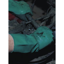 Lade das Bild in den Galerie-Viewer, Handschuh Chemie CHEMSAFE VV835 Arbeiter mit Handschuh im Dreck grün
