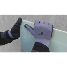 Lade das Bild in den Galerie-Viewer, Feinstrickhandschuh mit Noppen VE727 Arbeiter mit Handschuhen gekleidet
